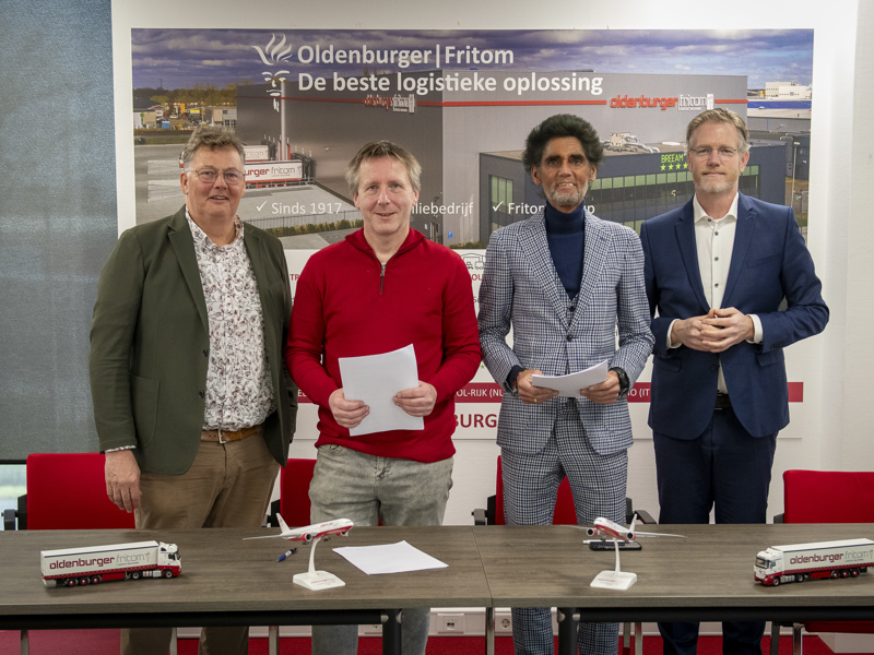 Contract signing between Bouwgroep Noord, Hardeman, Oldenburger|Fritom and the Fritom Group.