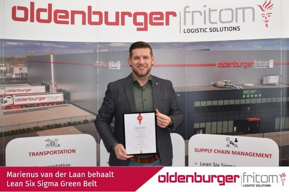 The commercial manager of Oldenburger|Fritom, Marienus van der Laan, obtains the Green Belt certificate.