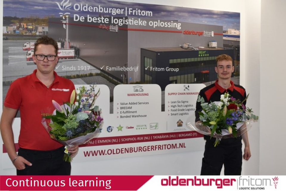 Mitarbeiter von Oldenburger|Fritom, Sven Bakker und Benjamin Scholtens, erhalten ihre Diplome.